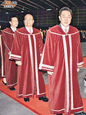 李漢城（右）獲職業訓練局頒發榮譽院士，仲寄語年輕一代學好普通話。	（何偉鴻攝）