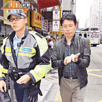 顏繼昌醫生在場協助警方調查。