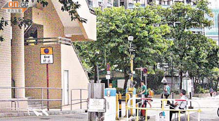 天耀邨耀民樓旁的車道採取道路管制措施，外來車輛遭禁止進入。