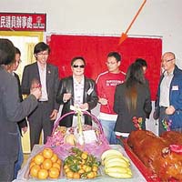 黃毓民議員辦事處開幕，任亮憲（箭嘴示）站在黃身旁。（互聯網）