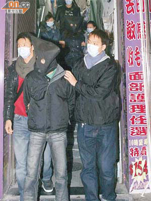 警員將涉販毒的男女押走。	（文健雄攝）