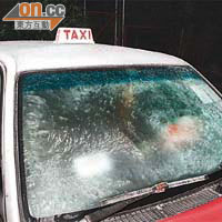 打鼓嶺一輛的士的車頂及擋風玻璃均結霜。