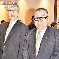 孫啟烈（右）及丁午壽兩位工業總會新舊主席都有參加日皇壽辰酒會。	（徐家浩攝）