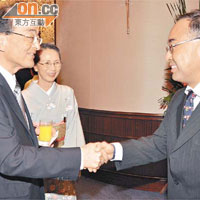 信興集團副主席蒙德揚（右）一到酒會即與日本駐港總領事隈丸優次握手問好。