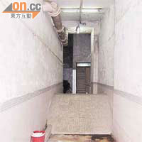 為防止污水倒流，法團須在垃圾站通往大廈電梯大堂之通道加設斜道。