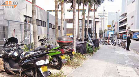 沙田源安街電單車違泊嚴重，欄杆亦泊滿單車，部門被指執法不力。