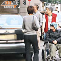 坐輪椅的市民，要繞過鐵馬甚至女被告座駕，走在馬路中央才能通過。	（霍振鋒攝）