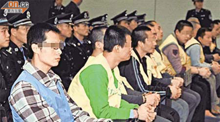 「走私手機大王」黃曉凱（左）走私罪成，判死緩兩年。	（互聯網）