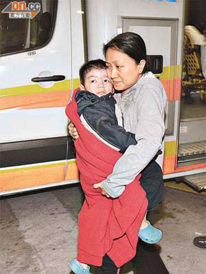 意外打翻熱湯遭燙傷的男童送院接受治理。（郭垂垂攝）