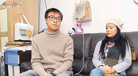 阿龍向醫生表示好友蘇小姐（右）願捐出腎臟，要求進行活體器官移植，但被拒絕。	（吳啟偉攝）
