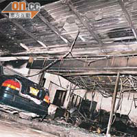 停泊在店內私家車亦被焚毀。