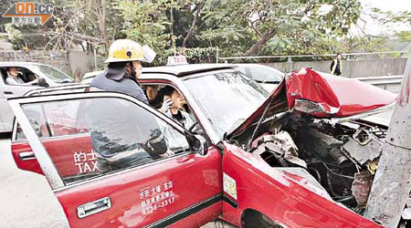 被告首次犯藥駕時，的士撞向燈柱致車嚴重毀爛。（資料圖片）