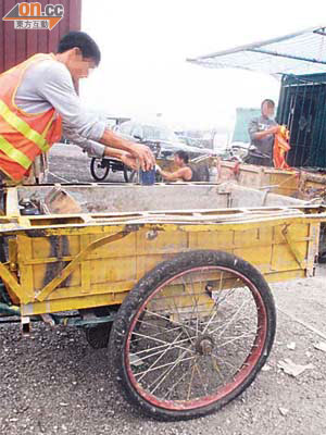 工人不時要返回停車場，替三輪單車換電。