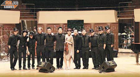 姚珏音樂會<br>姚珏（右六）搵嚟十多位俊男音樂家同台演出。