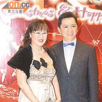 東區醫院港島東聯網社區服務副總監江明熙（右）與太太盛裝到賀。