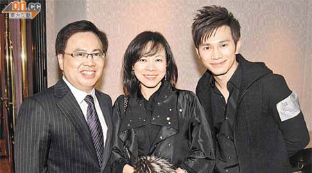 王英偉夫婦（左、中）全力支持囝囝王梓軒發展演藝事業，開埋唱片公司捧阿仔。	（資料圖片）