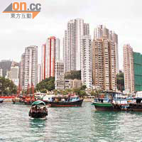 事主的漁船停泊在香港仔避風塘海面。	（曾志恒攝）