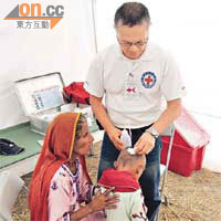 梁偉賢在巴基斯坦為水災災民提供醫療服務。