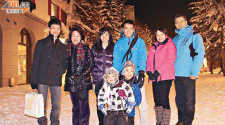 陳茂波夫婦（右一及二）與兒子（左一）及細佬妹一齊到北海道歡度白色聖誕。	（陳茂波提供）