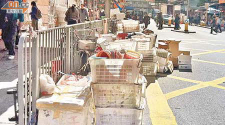 元朗合財街常有車輛落貨，並將貨品置於行車線上，造成阻塞。