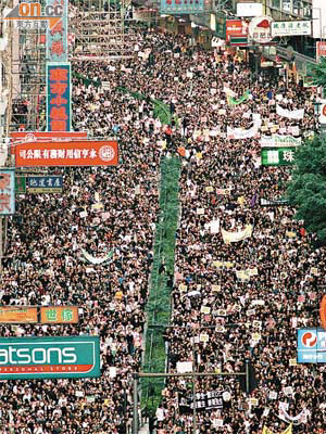 ○三年香港深受沙士及連串政府醜聞打擊，五十萬人於七一上街，最終迫使多名高官先後下台。