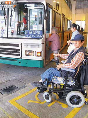 呂先生指行走海麗邨低地台巴士班次不足，對輪椅使用者造成不便。