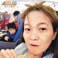失蹤的朱婦由香港乘飛機赴台時，開心展示飛機餐飲品。
