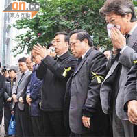 立法會議員昨在會議前先在立會外默哀，悼念司徒華。