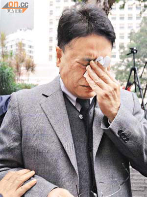 李華明早上悼念司徒華時哭成淚人。