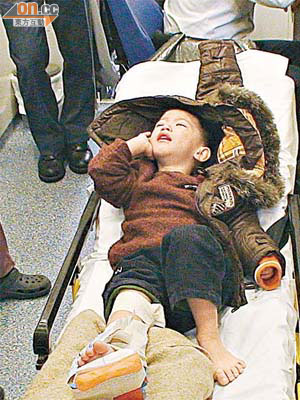 被客貨車輾傷腳掌的女童，送院時仍哭泣不停。	（林少兒攝）