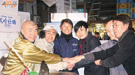 鄭威濤（左四）再次投得藍鰭吞拿魚之「日本一」。