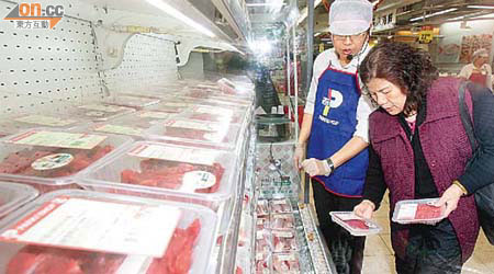 有超市昨日推出二千五百多盒內地冰鮮牛肉發售。	（陸智豪攝）