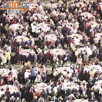 明年旅發局籌劃在新春舉辦同樣大場面的千名旅客不停食盆菜宴。