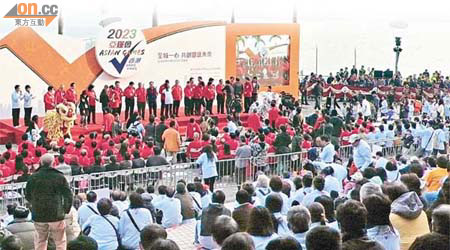 本港六大社團昨日豪花數百萬元，在尖沙咀文化中心露天廣場為申亞舉行「造勢大會」。（林凱旻攝）