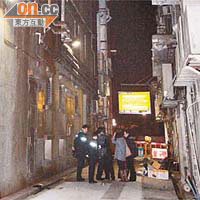 墮樓青年跌在大廈後巷，警員在場調查。