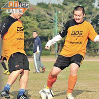 黃偉鵬（左）及楊楚鋒熱愛足球，一起踢波減肥。