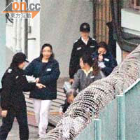7:15 am<br>Amina步出監獄醫院，禁不住寒風撲面。