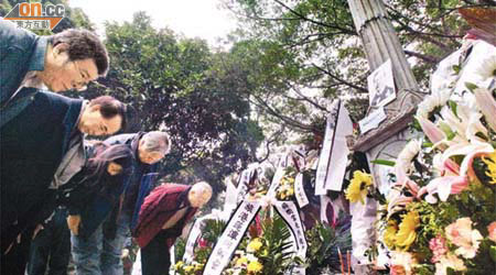 廿多名敬重楊衢雲為革命奉獻一生的人士，昨帶同花圈到無名碑拜祭。	（伍鎮業攝）