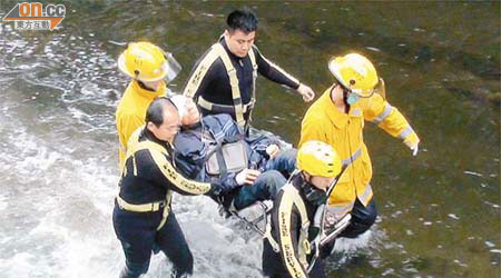 滑落大明渠受傷男子由消防員救起，因衣衫濕透，冷至發抖。	（趙瑞麟攝）