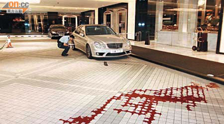 李泰龍被斬後，酒店外的現場留下一大片血漬。