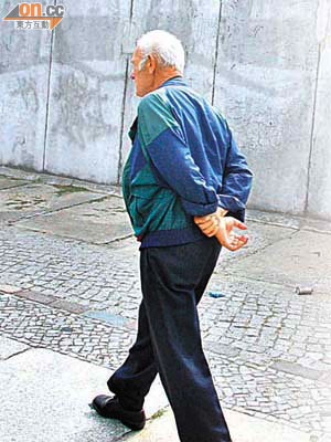多做運動例如步行，都可以延年益壽。	（資料圖片）