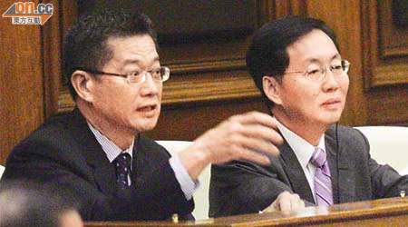 陳茂波（左）同陳健波成日畀人調亂身份。	（資料圖片）