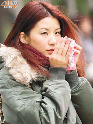 天寒地凍，不少年輕女士喜歡攜帶方便暖包外出取暖。
