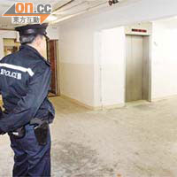 警員到婆婆遇劫的電梯大堂調查。