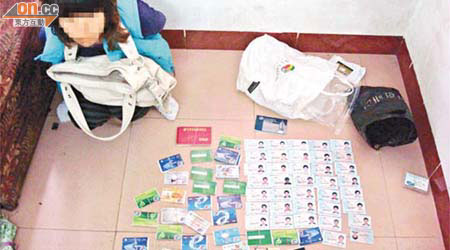 被深圳警方拘捕的一名女子，涉嫌利用多張身份證開設多個銀行戶口行騙。	（本報深圳傳真）