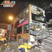 巴士車身嚴重損毀。