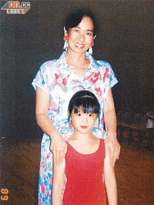 陳學殷童年時曾隨毛妹學芭蕾舞。