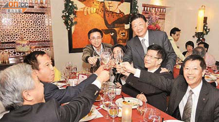 專資會會員賞面嚟品酒派對，胡曉明（右三）梗係要同大家飲番杯啦。	（徐家浩攝）