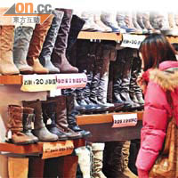 市面上有各款雪靴、毛毛靴及長靴等供女士選購。