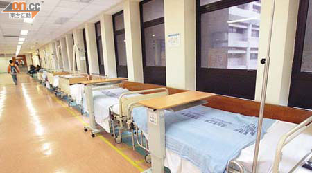 屯門醫院不同樓層的病房外走廊，放置了多張備用病床等候支援應用。